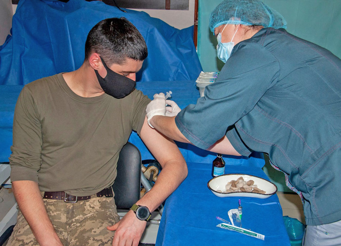 Військовим у зоні проведення операції Об’єднаних сил в числі перших роблять щеплення від коронавірусу. Фото з сайту facebook.com/pressjfo.news